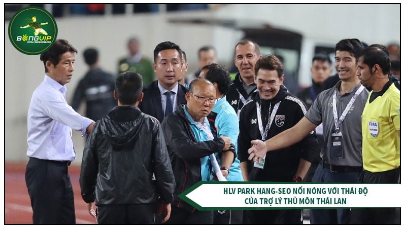 HLV Park Hang-seo nổi nóng với thái độ của trợ lý thủ môn Thái Lan thời HLV Nhật Bản Akira Nishino tại sân Mỹ Đình vào tháng 11/2019 HLV Park Hang-seo nổi nóng với thái độ của trợ lý thủ môn Thái Lan thời HLV Nhật Bản Akira Nishino tại sân Mỹ Đình vào tháng 11/2019